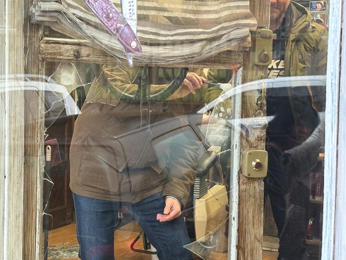 Agentes de la Policía Científica buscando huellas en la peluquería Boxes de Sama