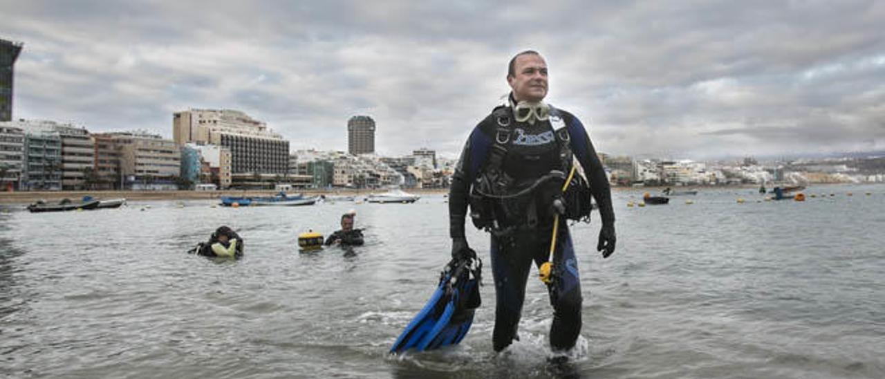 Hidalgo se adentra en aguas de la playa de Las Canteras con su traje de submarinista