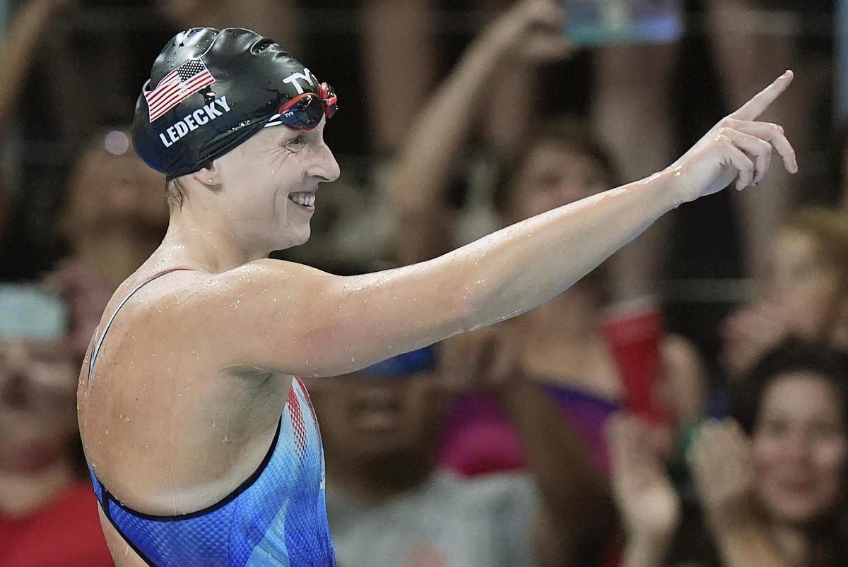 Katie Ledecky celebra su triunfo en los 800 metros libres.