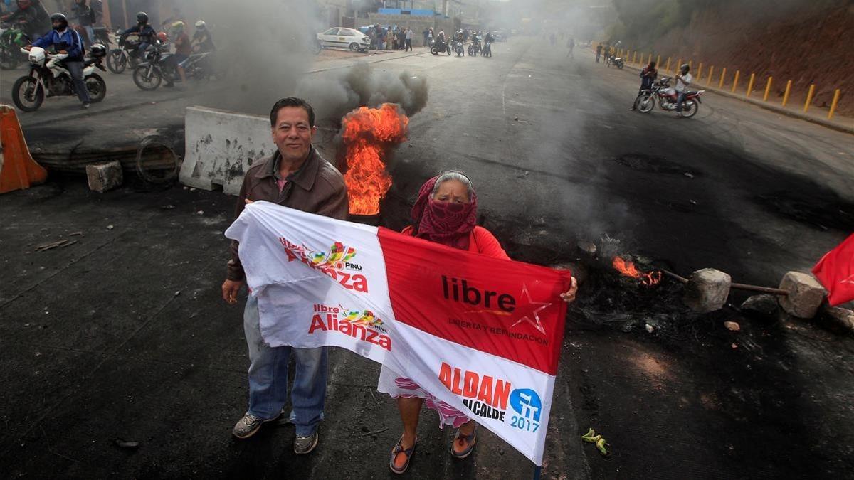 Seguidores de Nasralla frente a una barricada en una carretera, durante una protesta en Tegucigalpa, el 1 de diciembre.