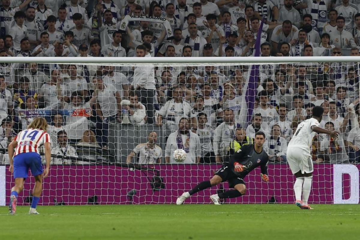 Vinicius Junior anotó desde el punto penal para empatar momentáneamente el partido entre Real Madrid y Atlético de Madrid