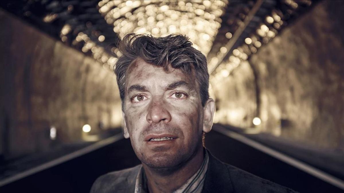 Arturo Valls, en una escena de su última película, 'Los del túnel', una comedia que saca punta al patetismo de intentar ser quien no somos