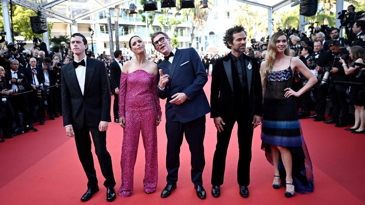 Finnegan Oldfield, Berenice Bejo, Michel Hazanavicius, Romain Duris y Matilda Anna Ingrid Lutz posan antes del estreno en Cannes de 'Final cut (Coupez !)'.