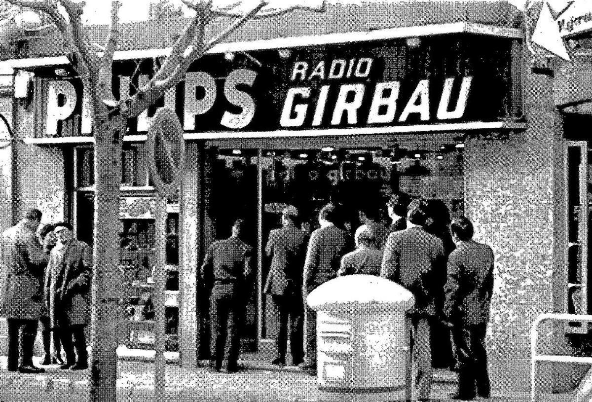 Gironins seguint la transmissió televisiva de la proclamació de Joan Carles a l’aparador d’una botiga d’electrodomèstics de la Rambla.