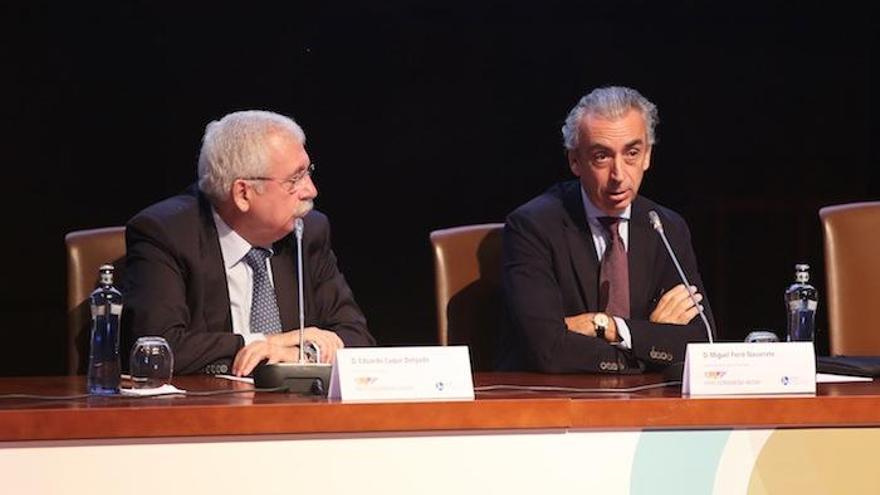 El secretario de Estado de Hacienda, Miguel Ferre, junto al presidente de Aedaf, Eduardo Luque.