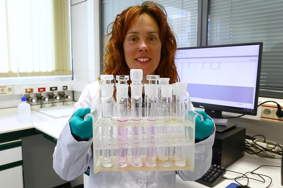 Actividad en el laboratorio de control de aguas de la CHE.