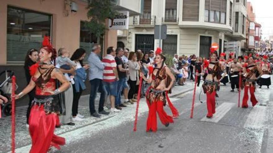 El desfile tuvo mucha animación y colorido.