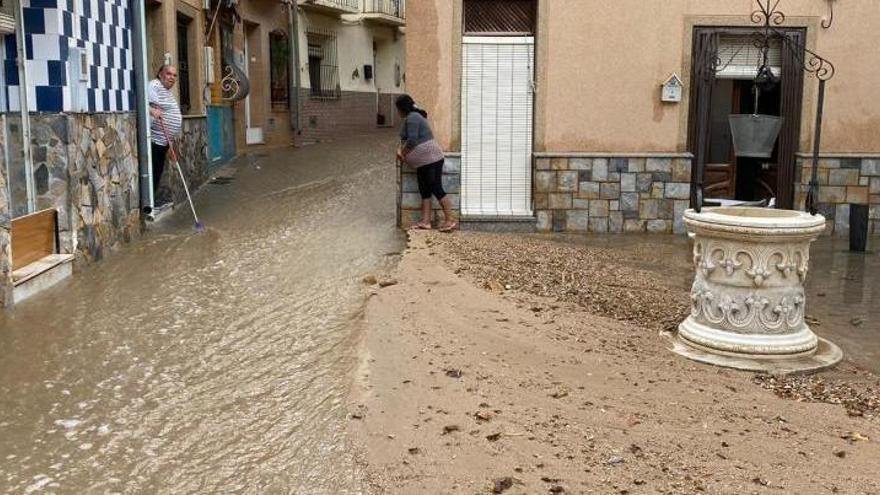 Las lluvias han provocado pequeñas inundaciones en los barrios situados junto a la ladera de la Sierra de Orihuela.