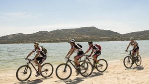 Ciclistas en el embalse de Manzanares.