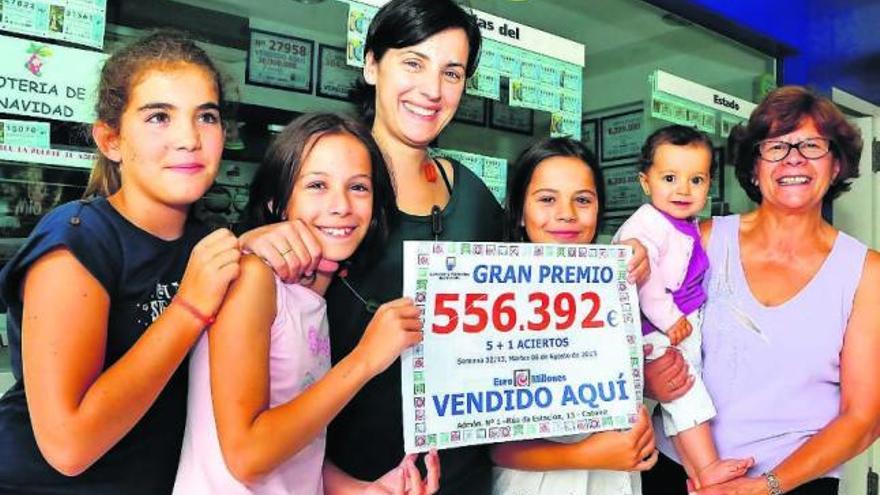 Milagros Carneiro (derecha) celebra con su familia el premio salido de la administración. // Iñaki Abella