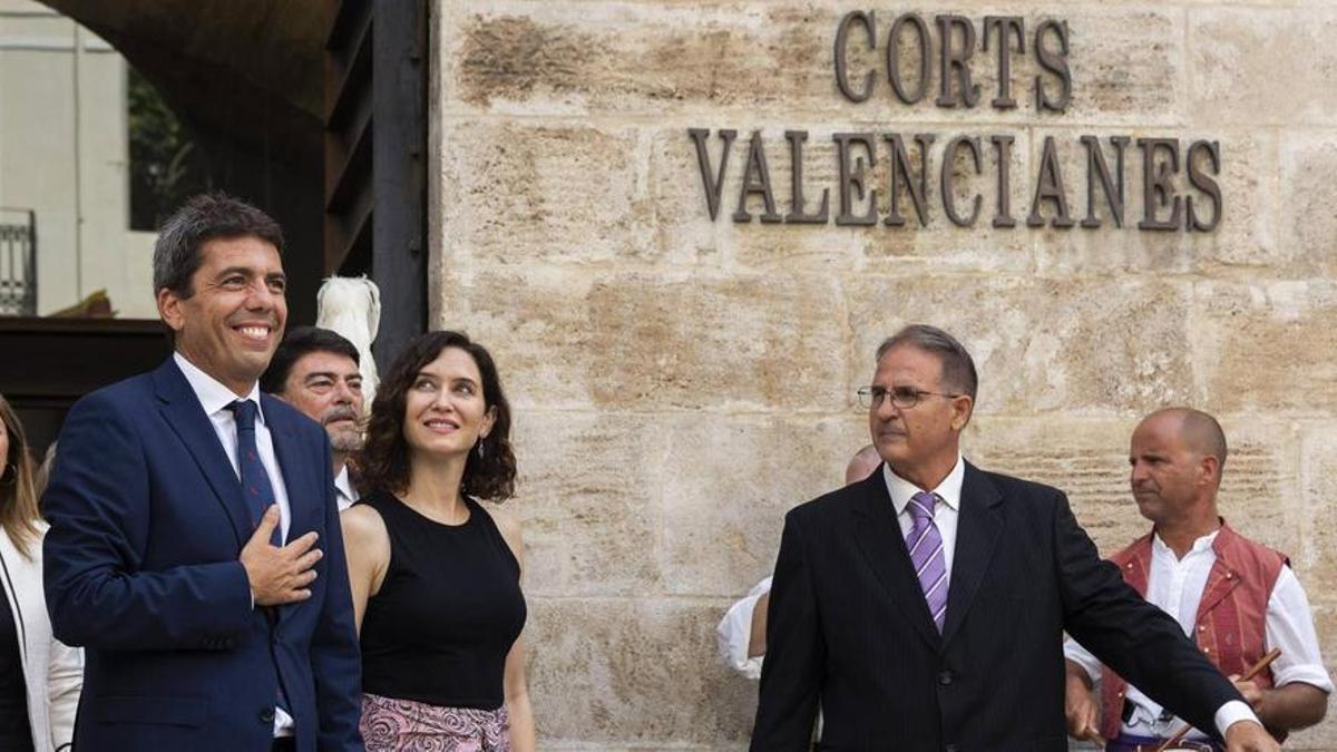 Carlos Mazón, escoltado por Isabel Díaz Ayuso tras ser investido president de la Generalitat.