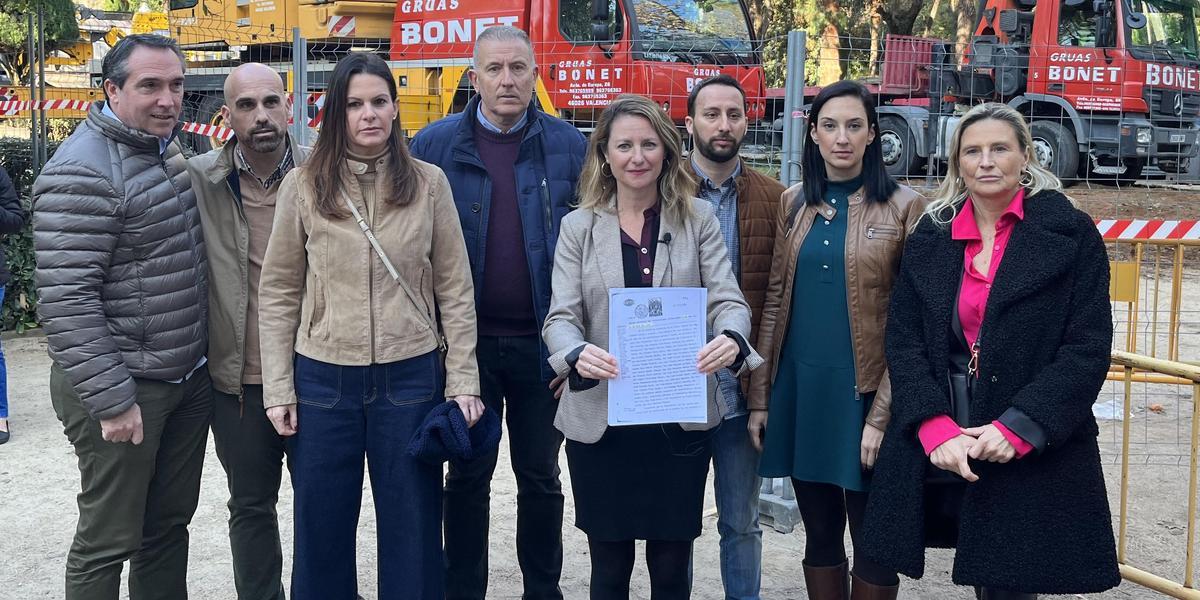 Representantes del PP de Castelló se han desplazado a la cruz para criticar su retirada del Parque Ribalta.