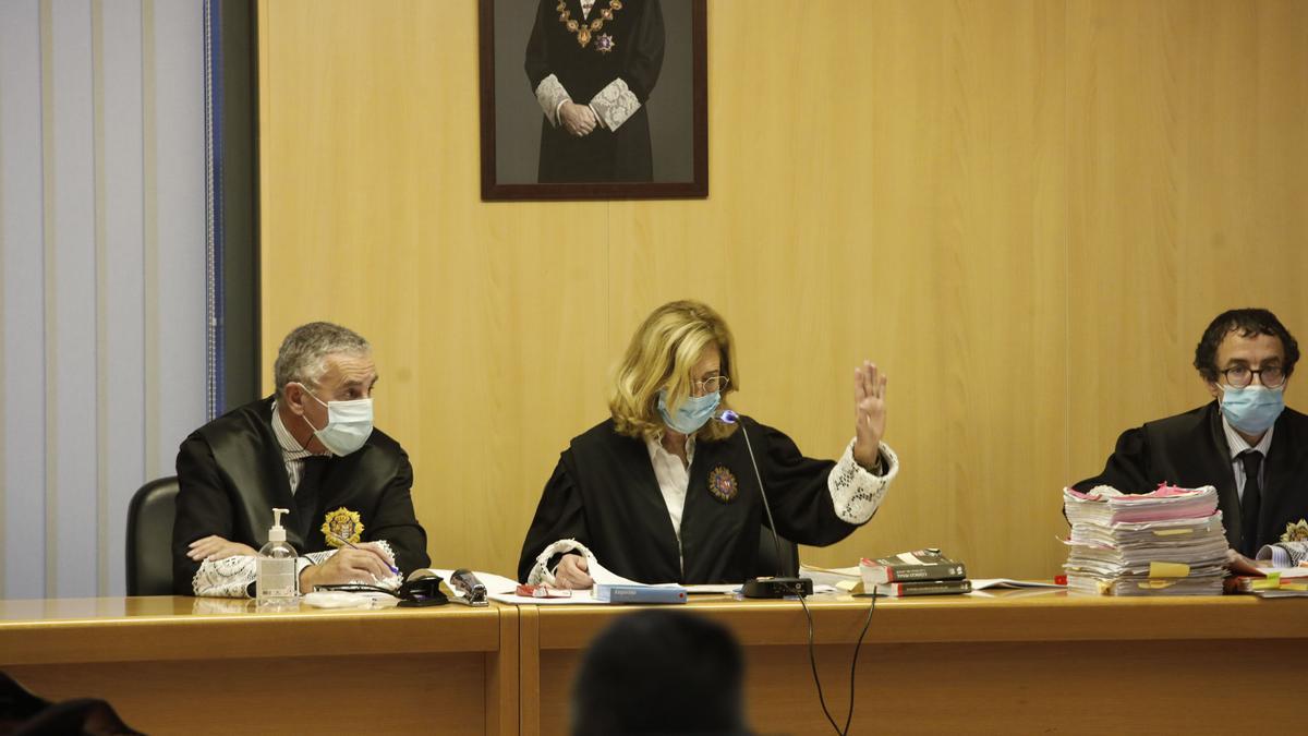 Por la izquierda, los magistrados Juan Laborda, Alicia Martínez Serrano y Luis Ortiz, en el tribunal de la sección octava de la Audiencia.