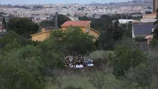 Un coche se estrella en una finca de Cartagena y provoca un incendio de matorrales