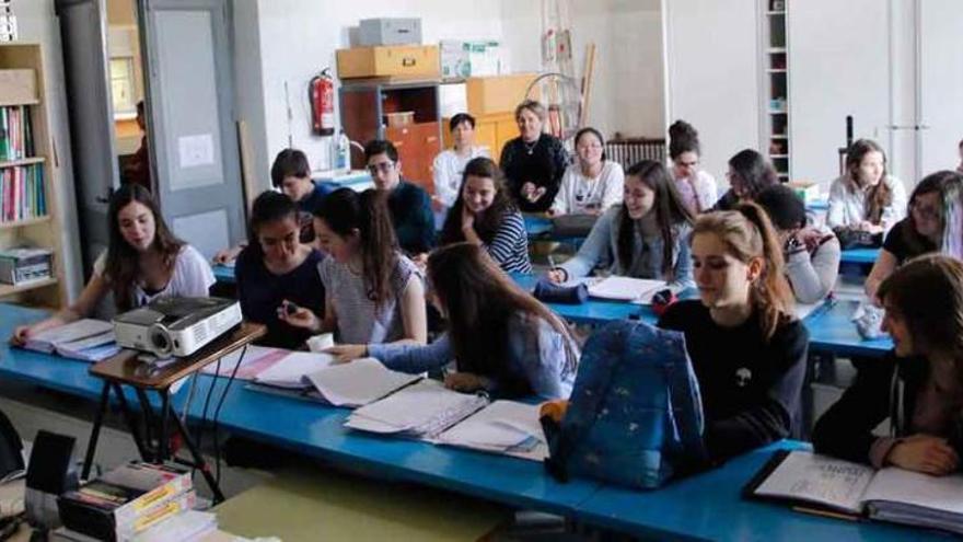 La coordinadora del Bachillerato de Excelencia e Investigación, Marta Marcos (izquierda), con los alumnos del primer curso.