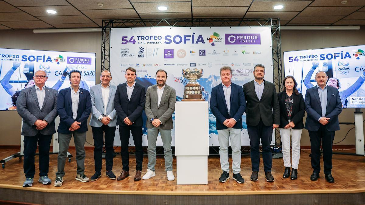 Representantes institucionales, clubes organizadores y patrocinadores en la presentación del Trofeo Princesa Sofía Mallorca