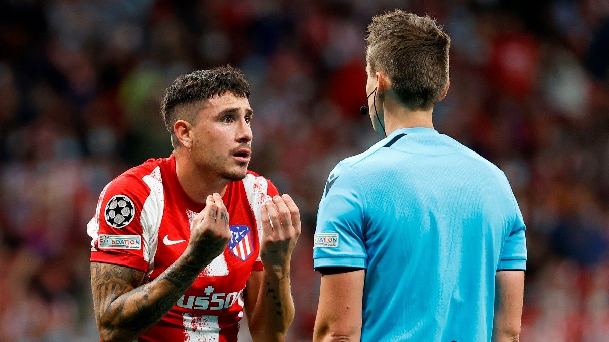 José María Giménez protestando un acción durante un partido de Champions League con el Atlético de Madrid