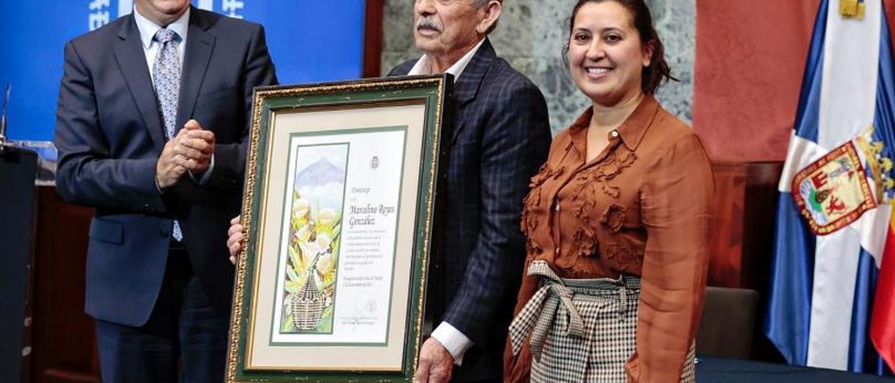 Marcelino Reyez González, flanqueado por el presidente, Pedro Martín, y la consejera Carmen Luz Baso. | | MARÍA PISACA