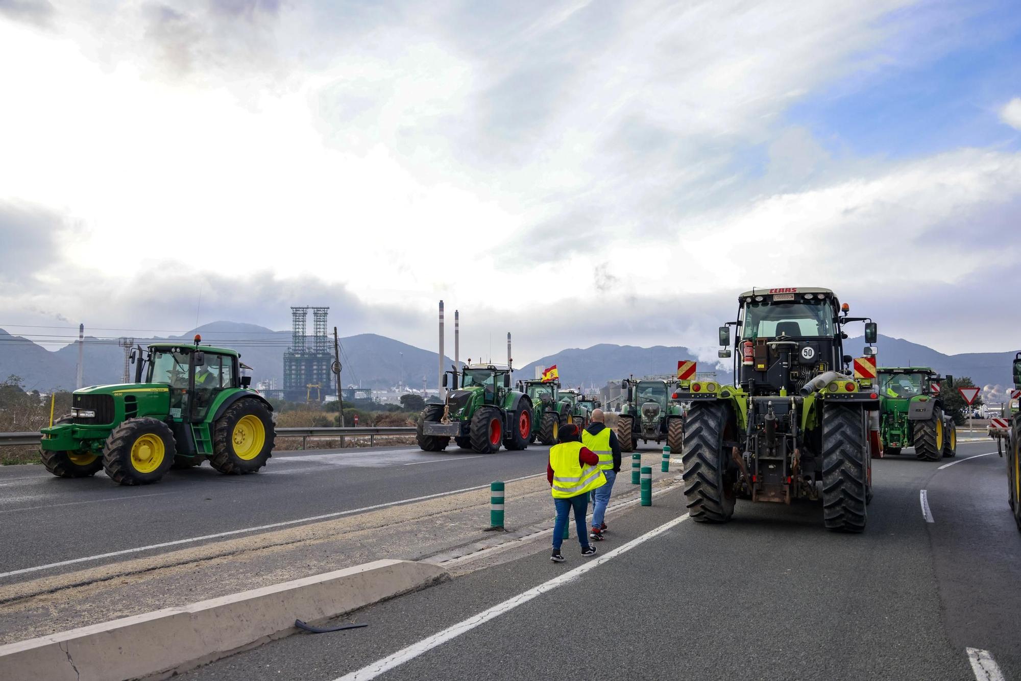 Las imágenes de la protesta de agricultores que ha colapsado el tráfico en Murcia