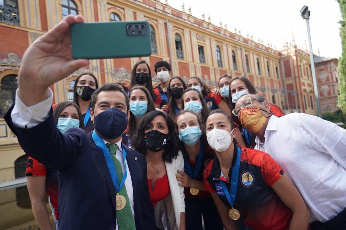 Juanma Moreno se hace una foto con la expedición del Rincón Fertilidad.