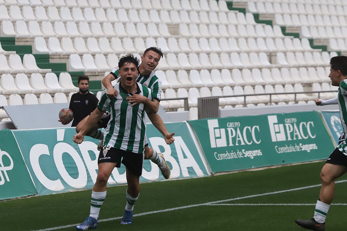 Las imágenes del derbi entre el Córdoba B y el Salerm Puente Genil