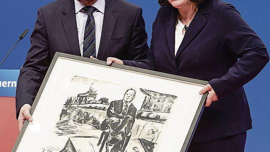 Nahles entrega a su predecesor, Martin Schulz, un dibujo del histórico líder socialdemócrata alemán Willy Brandt. // Efe