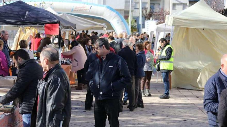 Una vista de la Feira do 21, ayer, en la plaza Diego González Blanco. // Jesús Regal