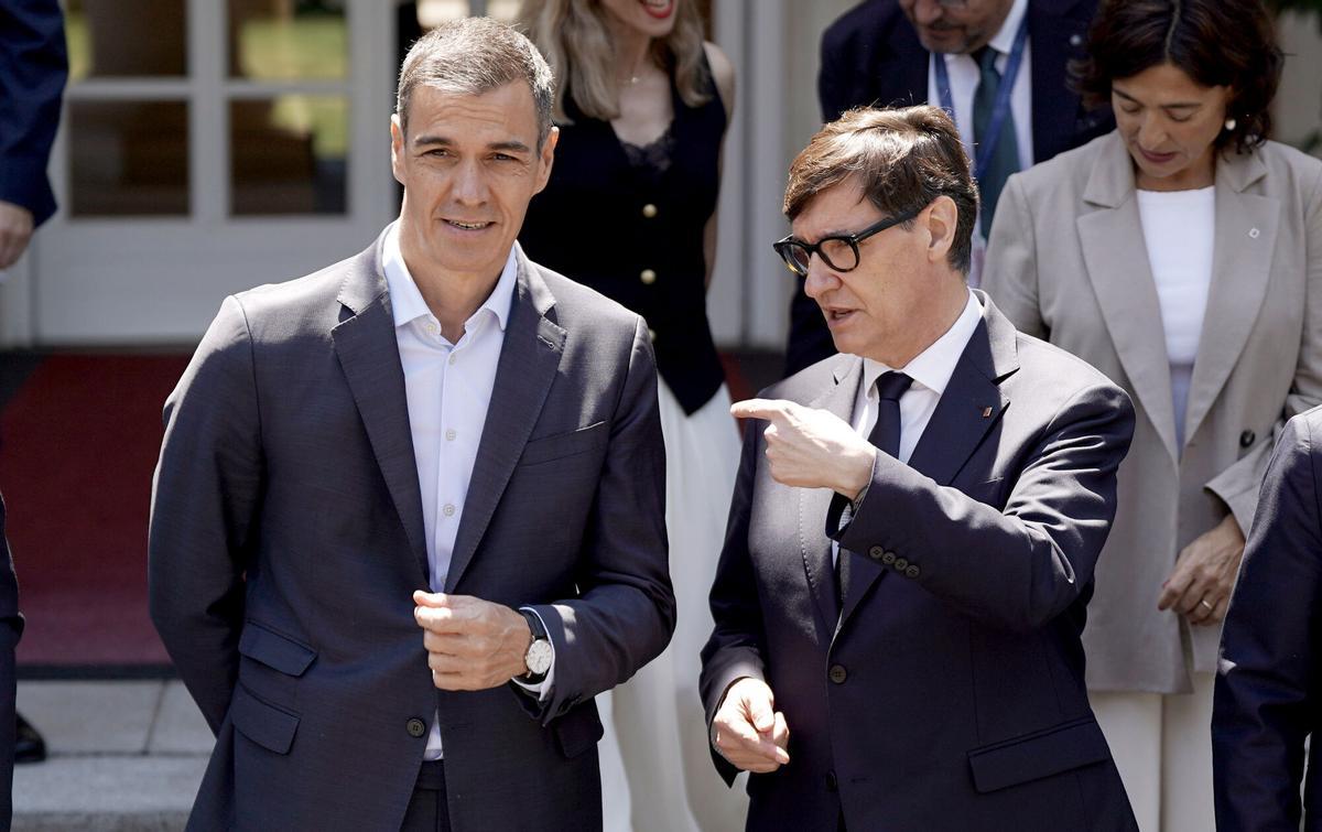 Madrid. 01.07.2026. El presidente del Gobierno, Pedro Sánchez, en el Complejo de la Moncloa, con representantes del consorcio para la gigafactoría de inteligencia artificial (IA) española. Participan en el encuentro el ministro para la Transformación Digital y de la Función Pública, Óscar López; el president de la Generalitat de Catalunya, Salvador Illa; el presidente de Telefónica, Marc Murtra, y el presidente de ACS, Florentino Pérez; el consejero delegado del Banco Santander, Héctor Grisi; y el consejero delegado de Multiverse Computing, Enrique Lizaso