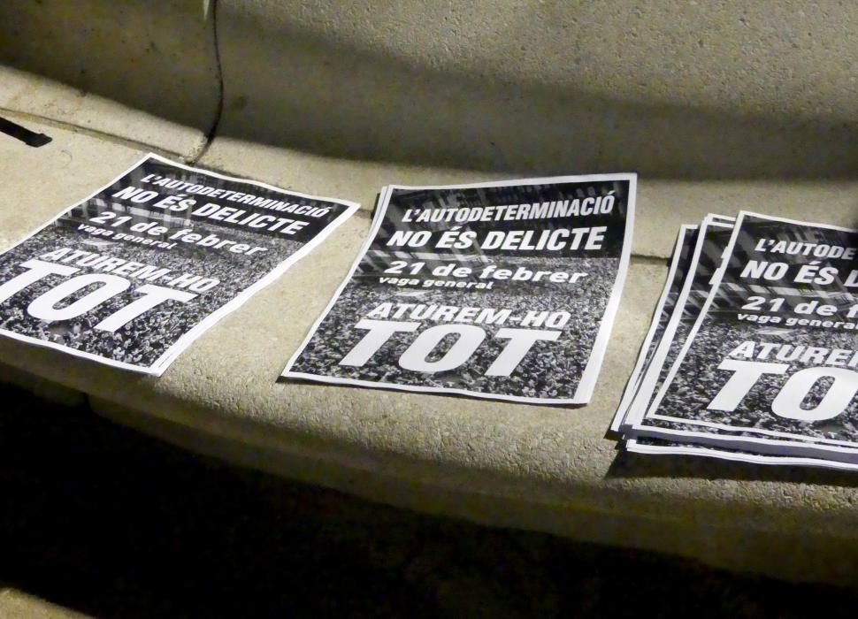 Empaperada de cartells a Figueres per al 21F.