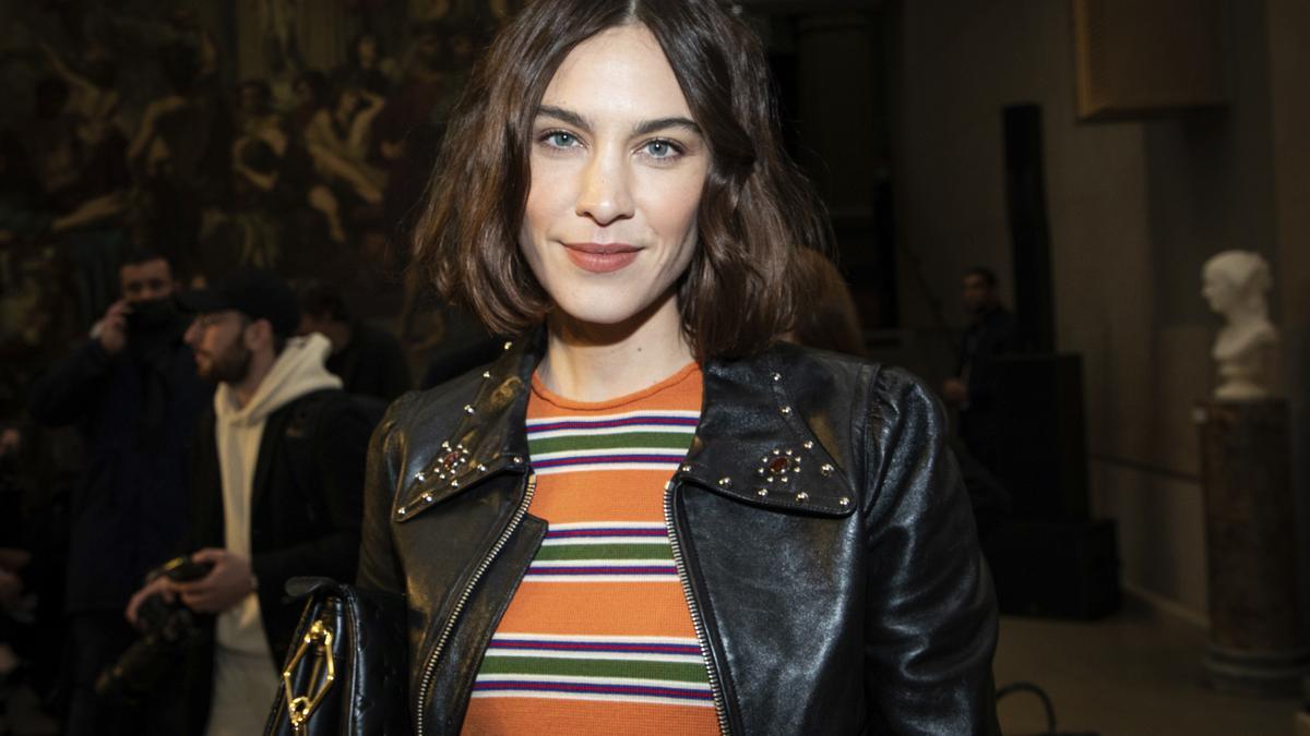 Alexa Chung y su truco para que el pelo le dure limpio más tiempo