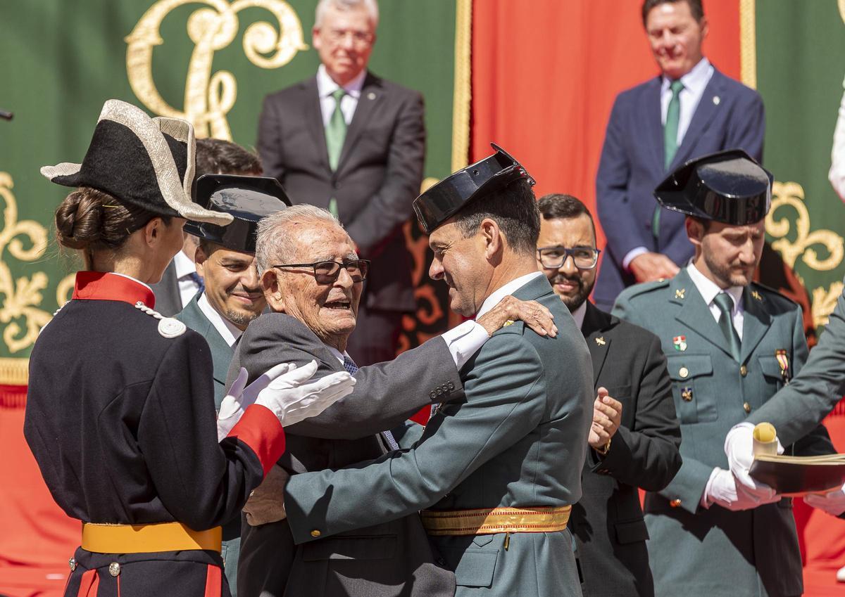 El coronel José Hernández Mosquera con el guardia centenario homenajeado en Alicante