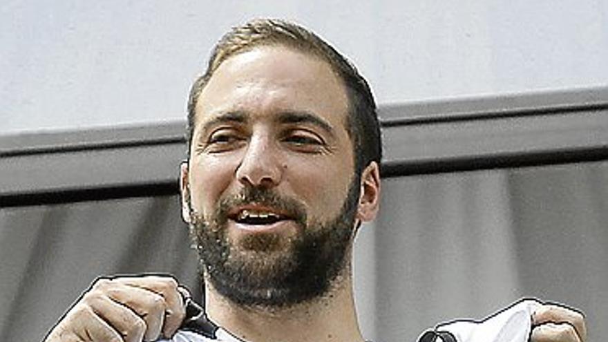 Higuaín llega a la &#039;Juve&#039; en un río de millones