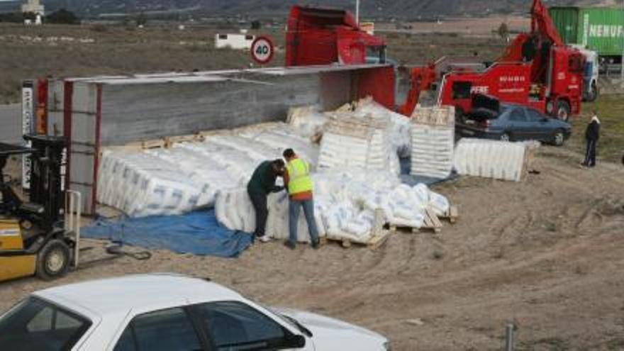 Vuelca un trailer en Alhama de Murcia