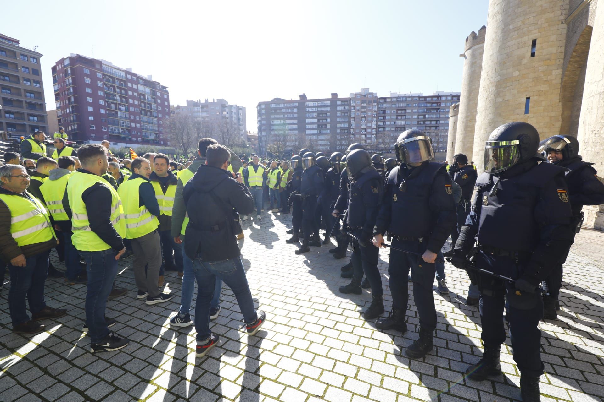 Las protestas de los agricultores llegan a las puertas de La Aljafería