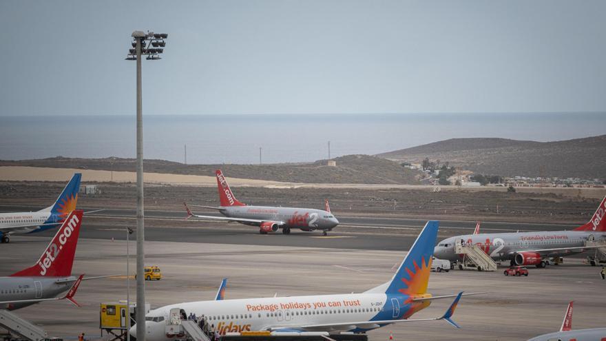 La Policía Nacional evita que una mujer se arroje al vacío desde una pasarela del aeropuerto de Tenerife Sur