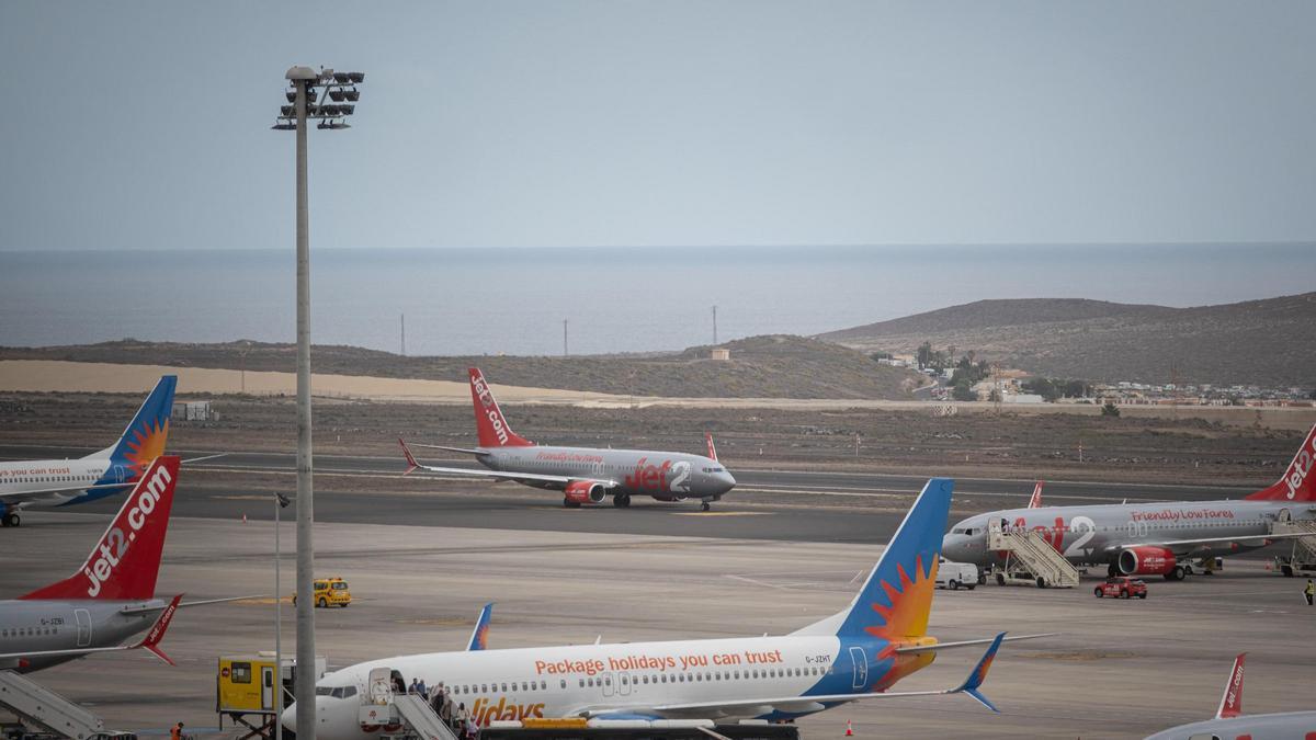 Tráfico aéreo en el aeropuerto de Tenerife Sur.