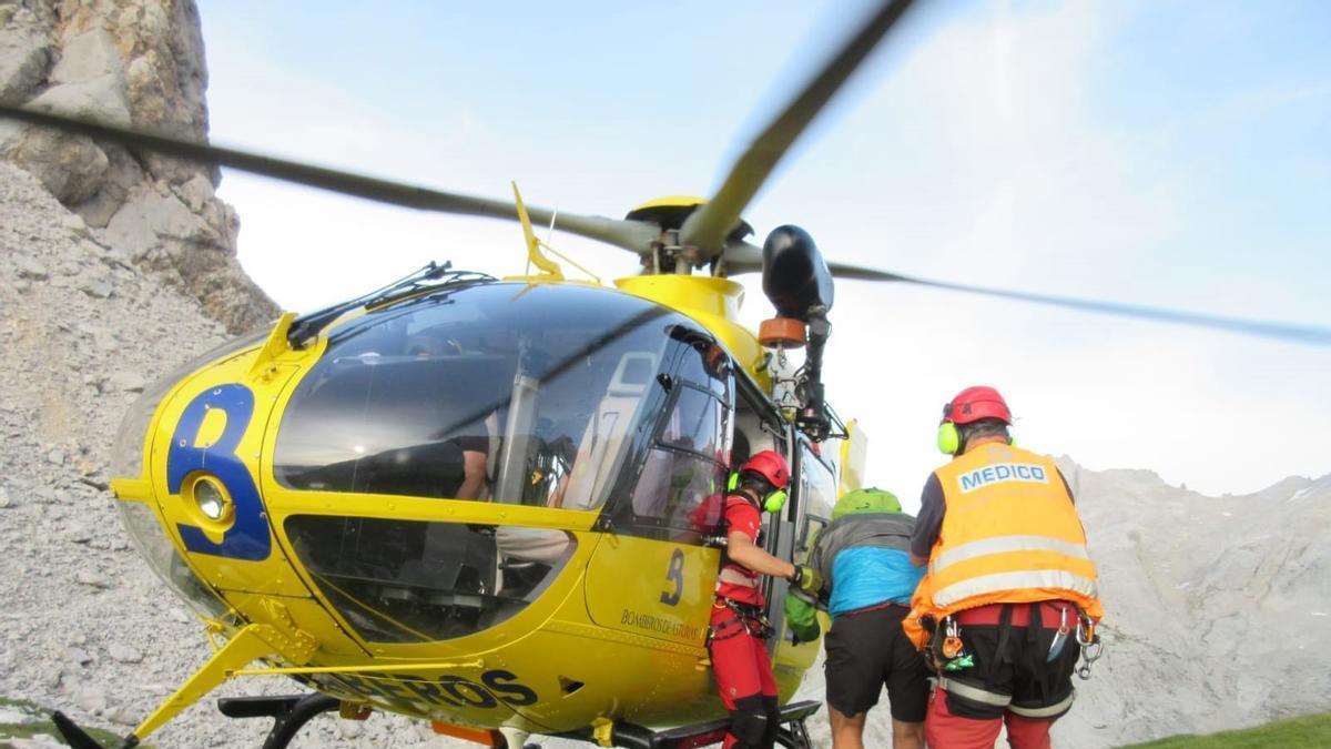Archivo -    El Grupo de Rescate de Bomberos del Servicio de Emergencias del Principado de Asturias (SEPA), a bordo del helicóptero medicalizado. Foto de archivo.
