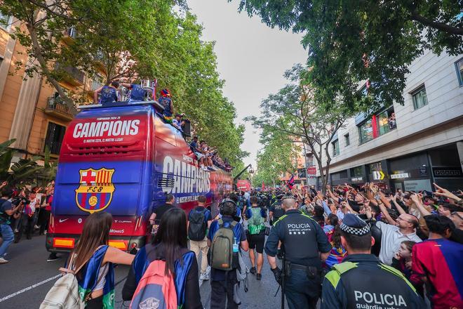 ¡De locos! Las mejores imágenes de una ciudad entregada al Barça
