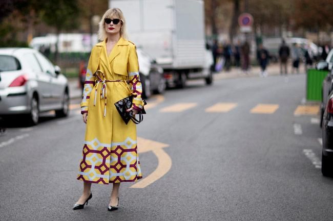 Abrigo con lazada en el 'streetstyle' de París Fashion Week