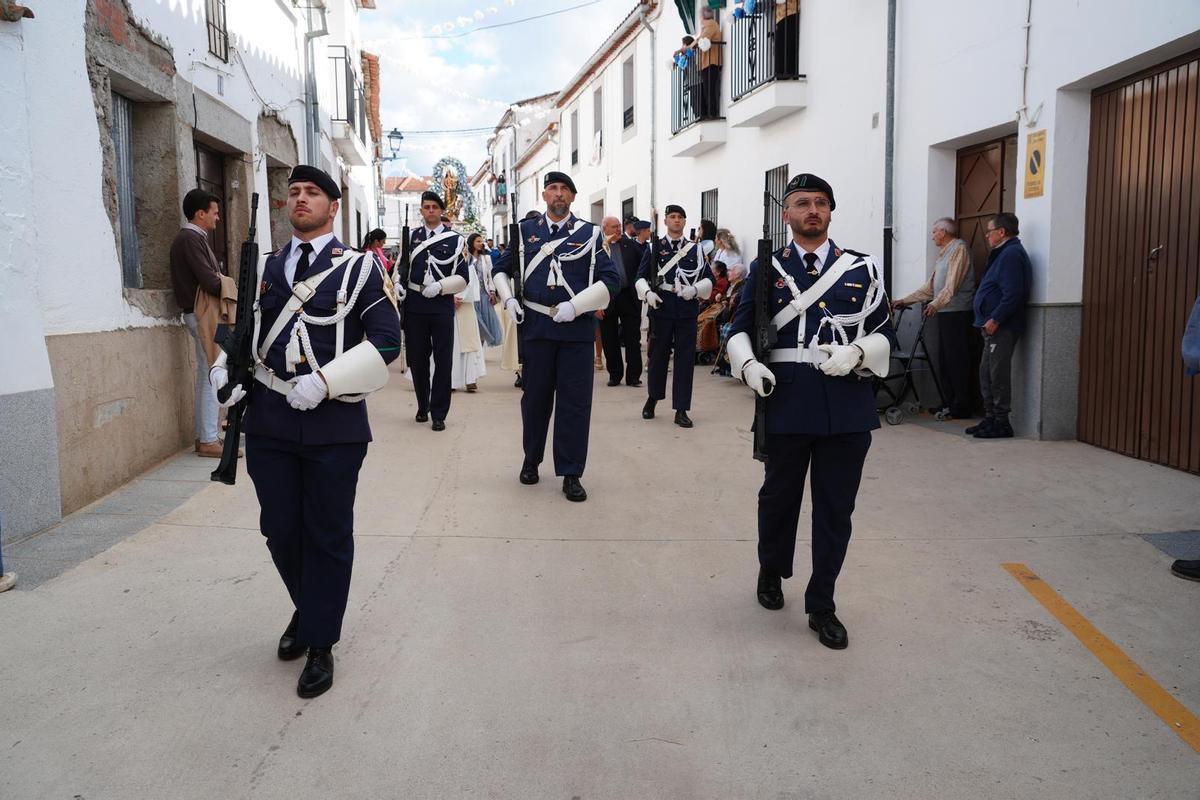 Escolta militar a la Virgen de Loreto en Dos Torres.