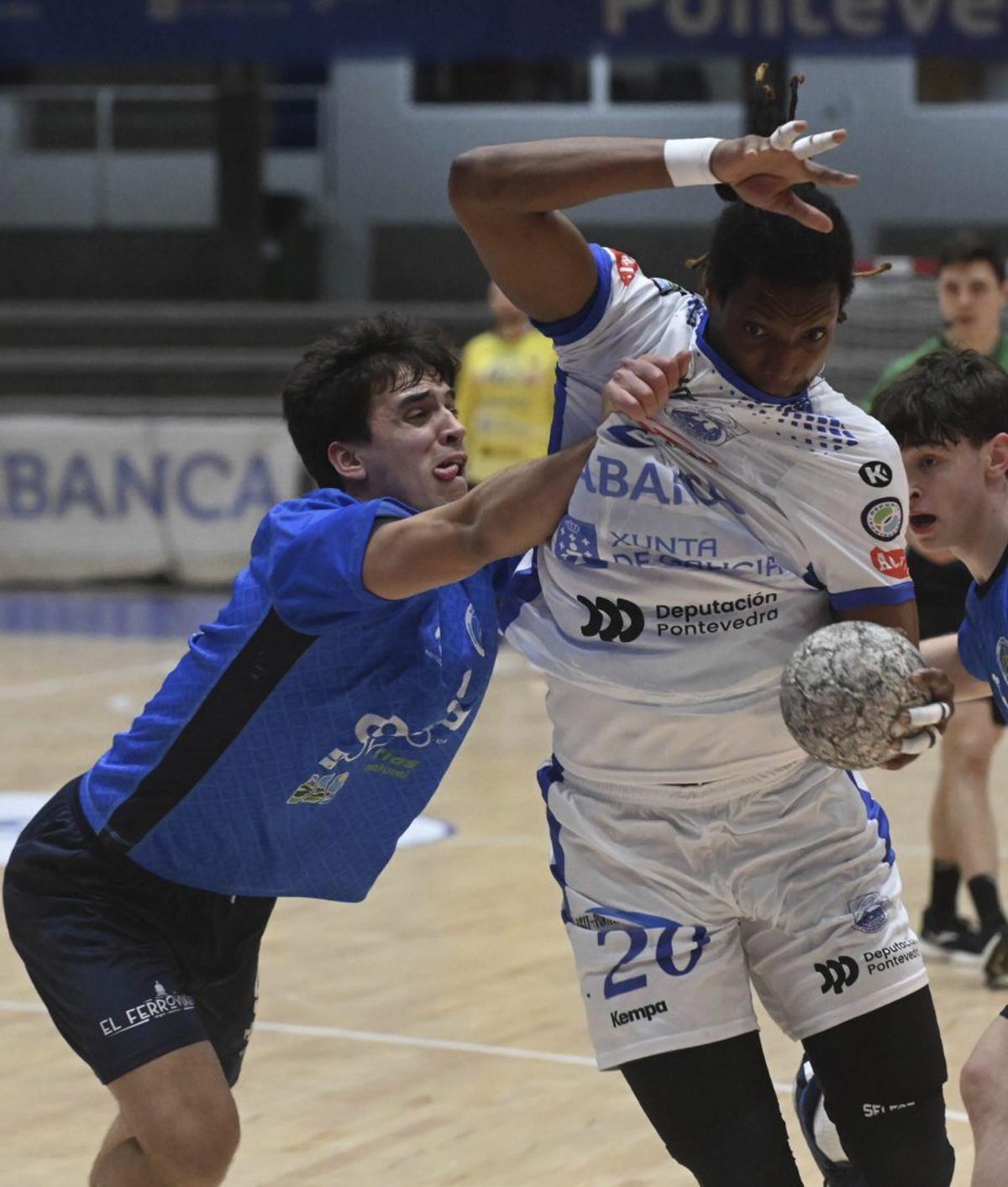 Bruno Landim sortea a un rival. | RAFA VÁZQUEZ