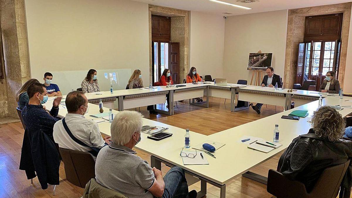 El encierro del ejecutivo lalinense tuvo lugar en el Pazo de Liñares.