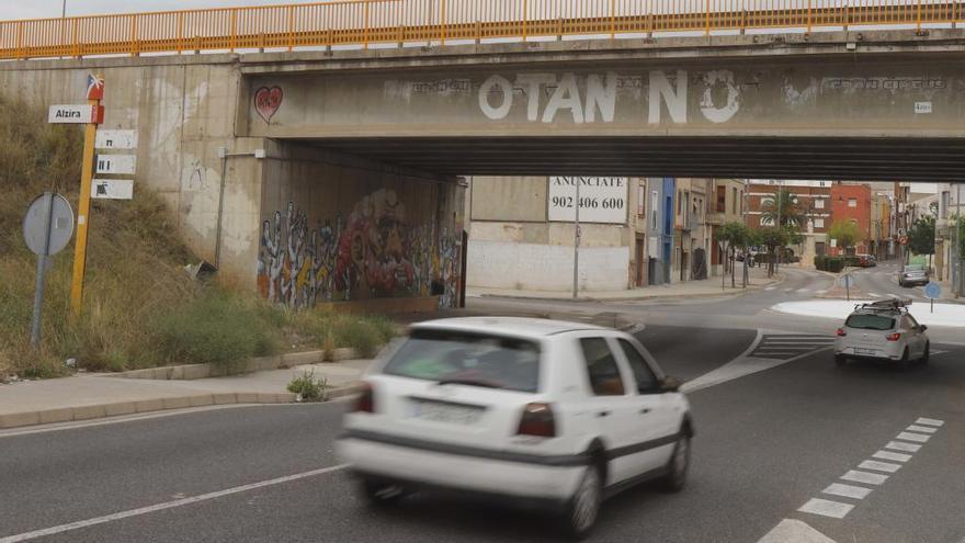 Estado del Pont de Xàtiva, con el slogan «OTAN NO» pintado.