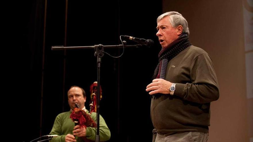 Manuel Sañudo, acompañado por Alfonso de Les Regueres a la gaita, en su participación el pasado año en el certamen de San Martín.