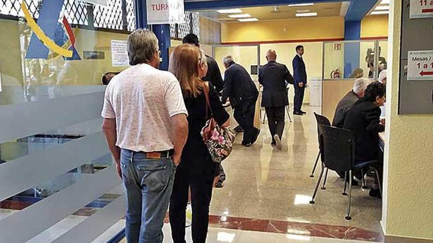 Muchos ciudadanos acudieron ayer a las oficinas tributarias del PolÃ­gono de Levante.