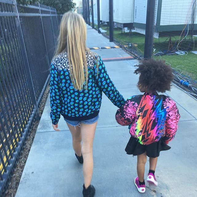 Apple junto a Blue Ivy Carter, la hija de Beyoncé