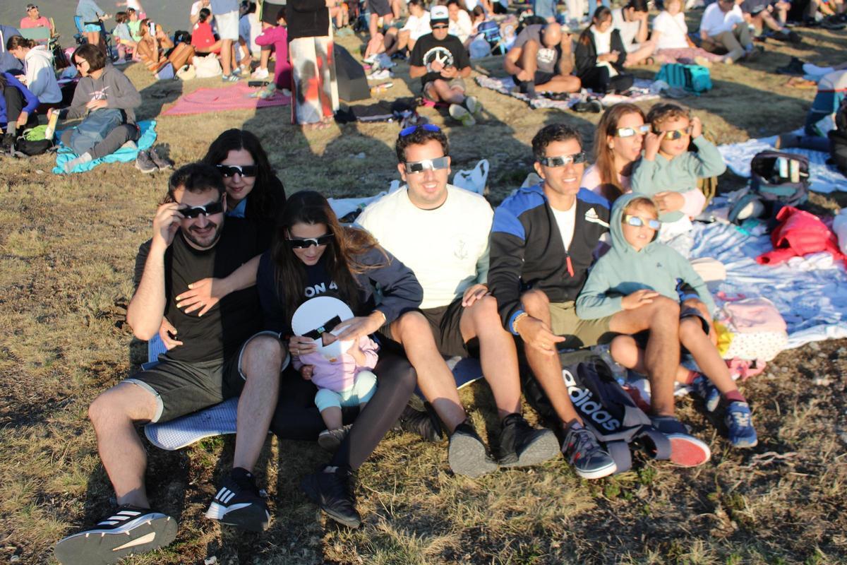 Lisardo García, primero por la izquierda, junto a sus amigos, viendo el eclipse.