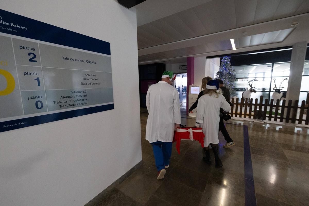 Imágenes de la entrega de felicitaciones navideñas a enfermos en el hospital Can Misses