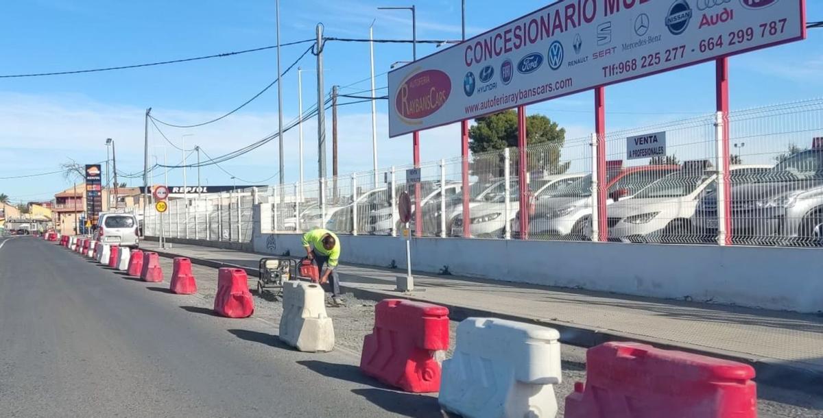 Uno de los operarios trabaja en labores de fresado en la carretera de Santa Catalina.  | L.O.