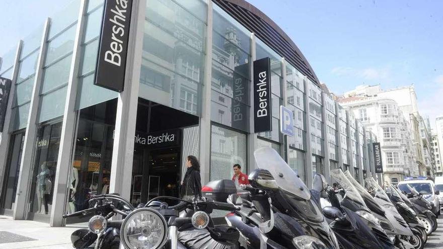 Exterior de una tienda Bershka, del grupo Inditex, en la coruñesa plaza de Lugo.